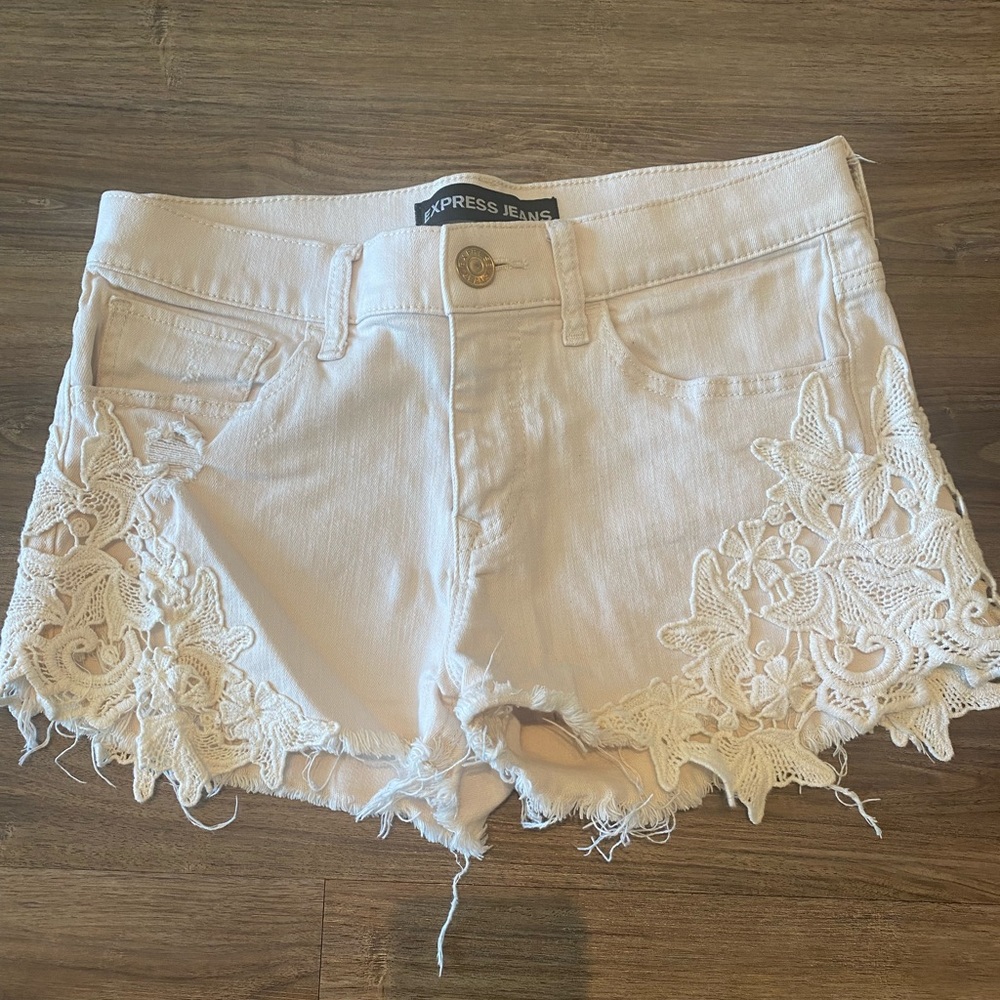 Express tan women’s denim shorts size 6